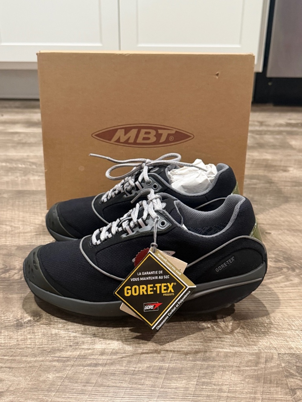 MBT 400247-03 Gore-Tex Walking Shoes Women's 7/7.5 Black IceLock Rocker Sole NEW